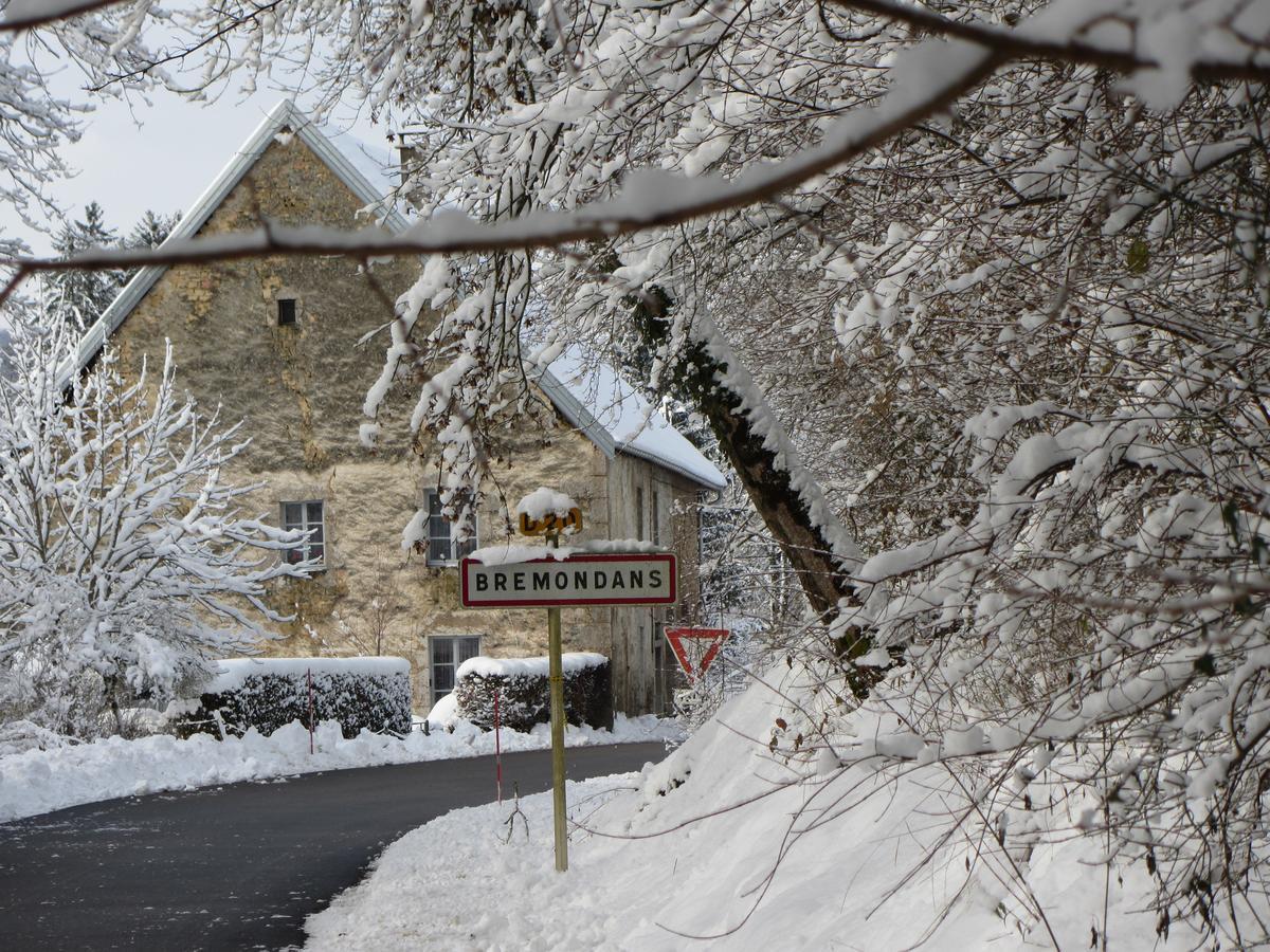 Le Relais Des Deux Tours Bed & Breakfast Brémondans Exterior photo